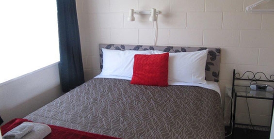 2-bedroom unit queen-size bed